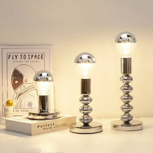 Lampe de Chevet en Métal Argenté – Design Épuré