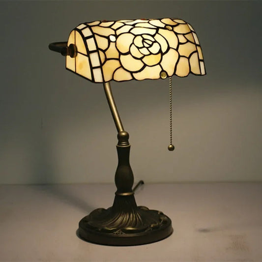 Lampe Tiffany Rose Antique – Vitrail Floral Crème et Or