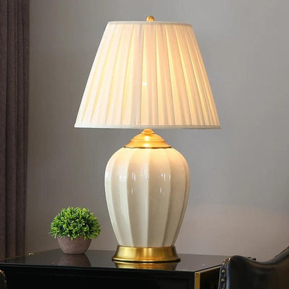 Lampe de chevet céramique blanche et dorée avec abat-jour plissé