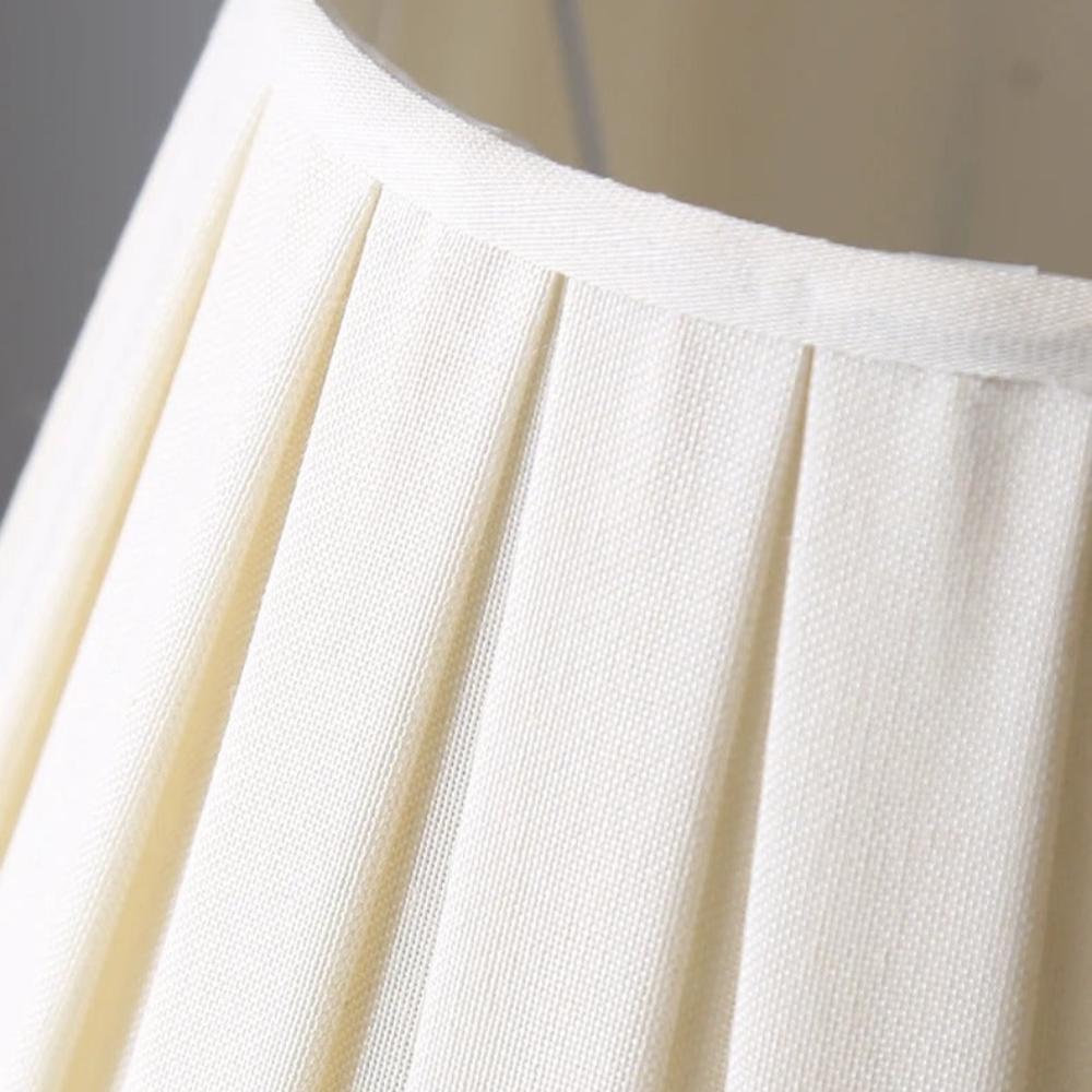 Lampe de chevet céramique blanche et dorée avec abat-jour plissé
