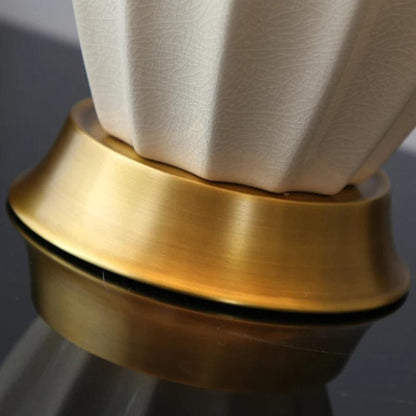 Lampe de chevet céramique blanche et dorée avec abat-jour plissé
