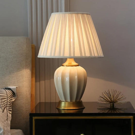 Lampe de chevet céramique blanche et dorée avec abat-jour plissé