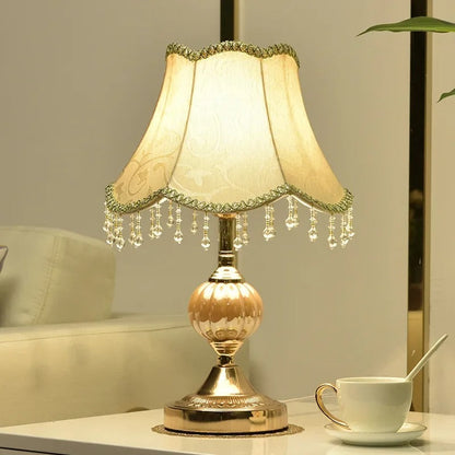 Lampe de Chevet Vintage en Métal et Tissu – Style Ancien