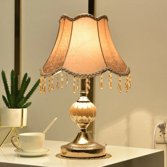 Lampe de Chevet Vintage en Métal et Tissu – Style Ancien