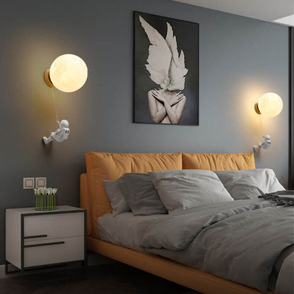 Lampe Murale Astronaute avec Globe Lunaire