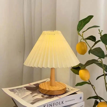 Lampe de chevet en bois et abat-jour tissu plissé