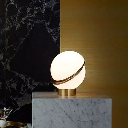 Lampe Boule à Poser – Design Sphérique et Anneau Doré