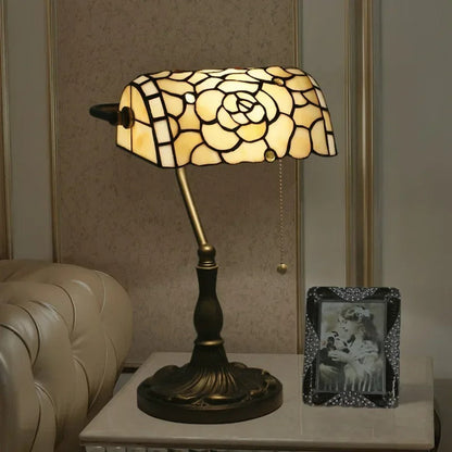Lampe Tiffany Rose Antique – Vitrail Floral Crème et Or