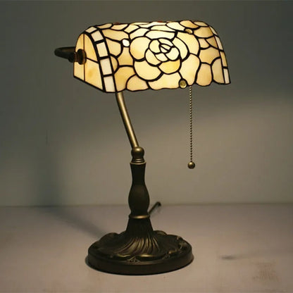 Lampe Tiffany Rose Antique – Vitrail Floral Crème et Or