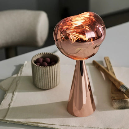 Lampe à Poser Design Italien – Élégance Sculpturale